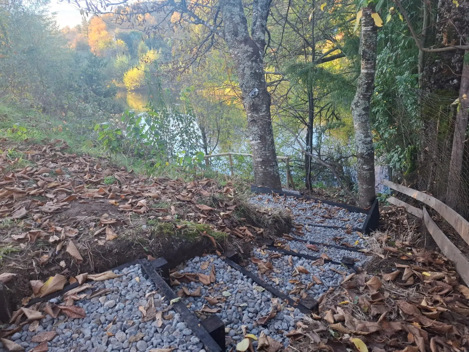 Sendero natural junto al agua en Rukalewfu