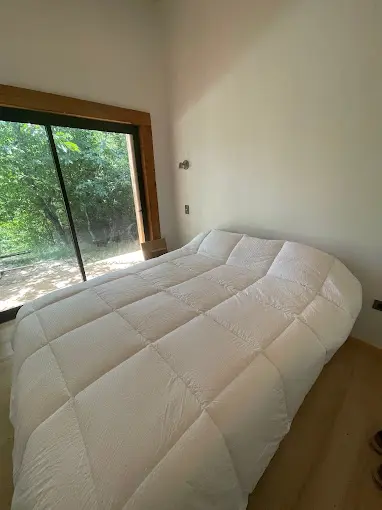 Dormitorio con vista a la naturaleza